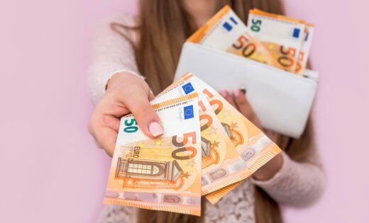 Femme Qui Tend Des Billets De 50 Euros