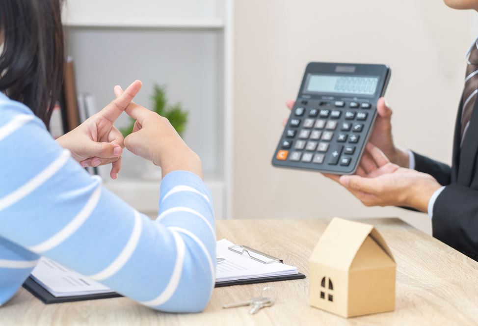 Banquier Qui Montre Une Calculatrice à Une Cliente, Il Refuse Son Prêt Immobilier