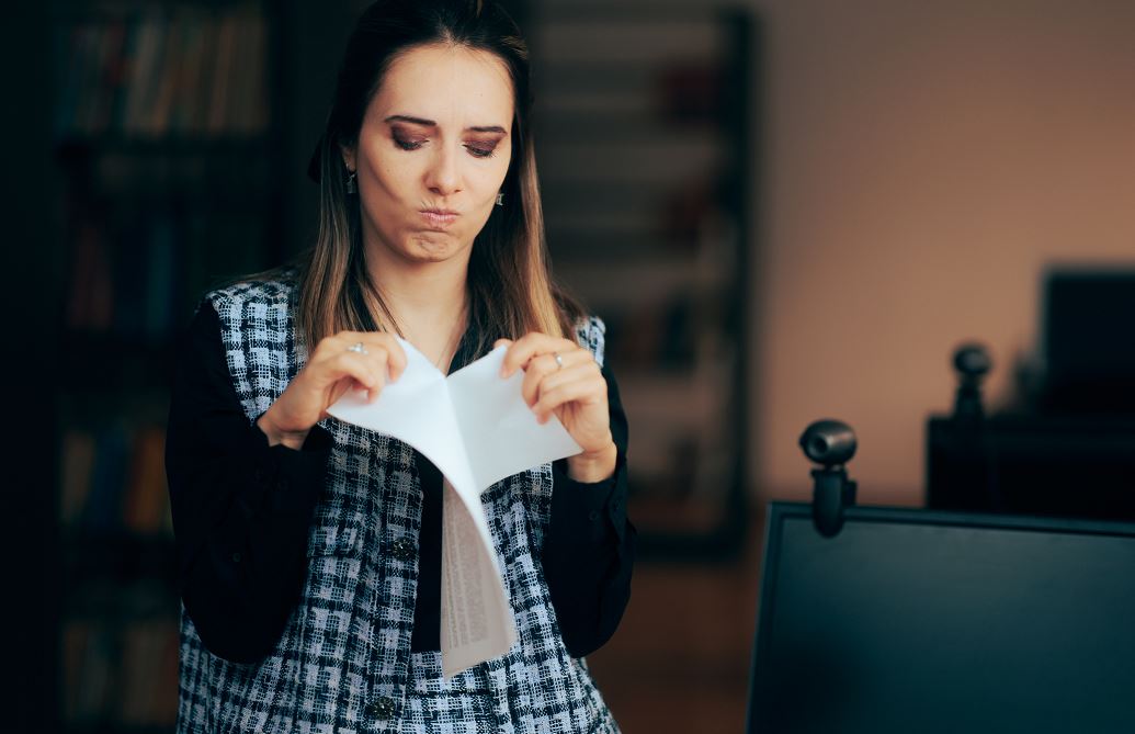 Femme Déchire Un Contrat D'assurance