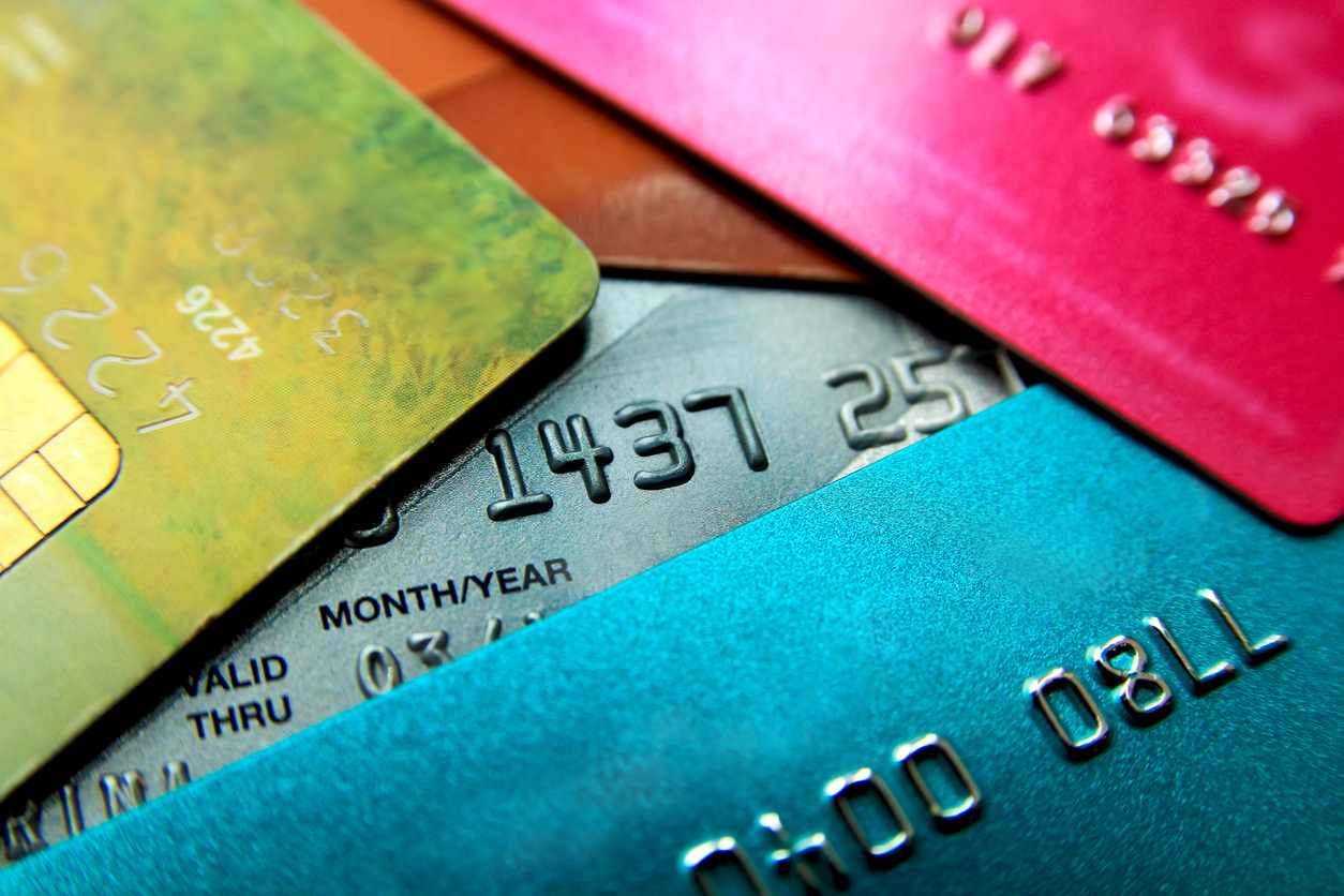 pile de cartes bancaire colorées